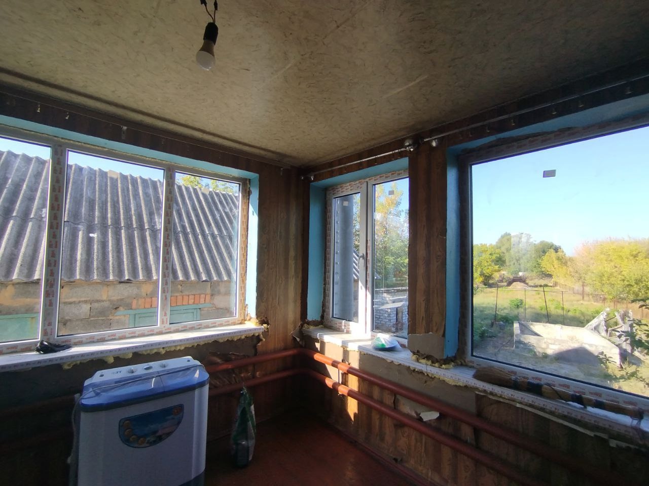 🏡 Продаётся дом в Станице Луганской ✨ Характеристики: — Площадь: 160 м² — Земельный участок: 15 соток (приватизированный) — Высокий цоколь — 5 жилых комнат 🛋 — Санузел в доме — Коммуникации: газ, свет, вода (скважина), канализация — Два котла: газовый и дровяной 🔥 — Окна металлопластиковые, полы и крыша в хор...