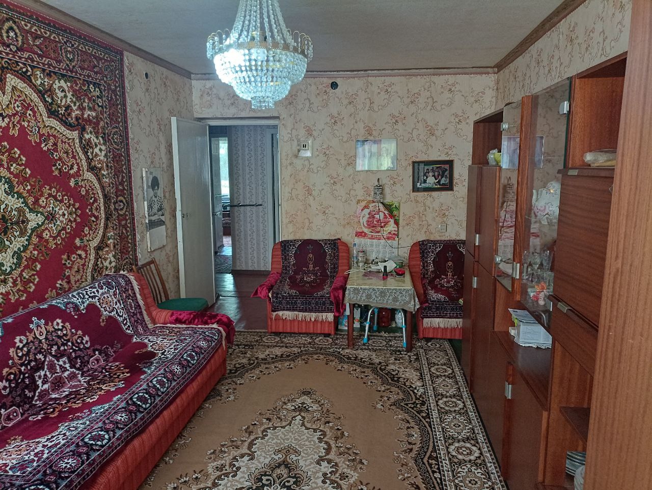 2-комнатная квартира кв. Дружбы 3/5 эт. кирпичного дома, не угловая, дом кооперативный. Общ. пл. 50 кв.м, кухня 6 кв.м, комнаты изолированные, с/у раздельный. Окна м/пл, балкон застеклен, натяжные потолки в спальне. Мебель, бойлер, холодильник, стиральная машина, кондиционер. . Цена: 4 400 000 руб. Агент: Але...