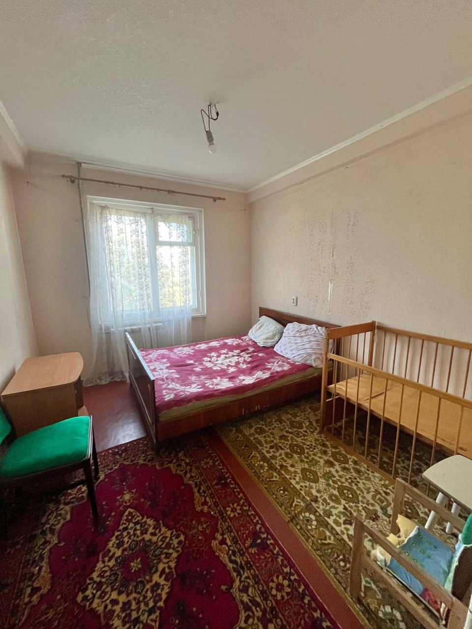Продам 2-кк на ул . Крапивницкого . Общая площадь 53 м2 . Площадь кухни 9,2 м2. 3-й этаж 9-го дома . Квартира чистая , теплая , жилое состояние , частично требуется ремонт. Большой тамбур с соседями . 2 входные железные двери . Комнаты изолированные , большая кухня . Отличное месторасположение . Цена 4,3 млн....