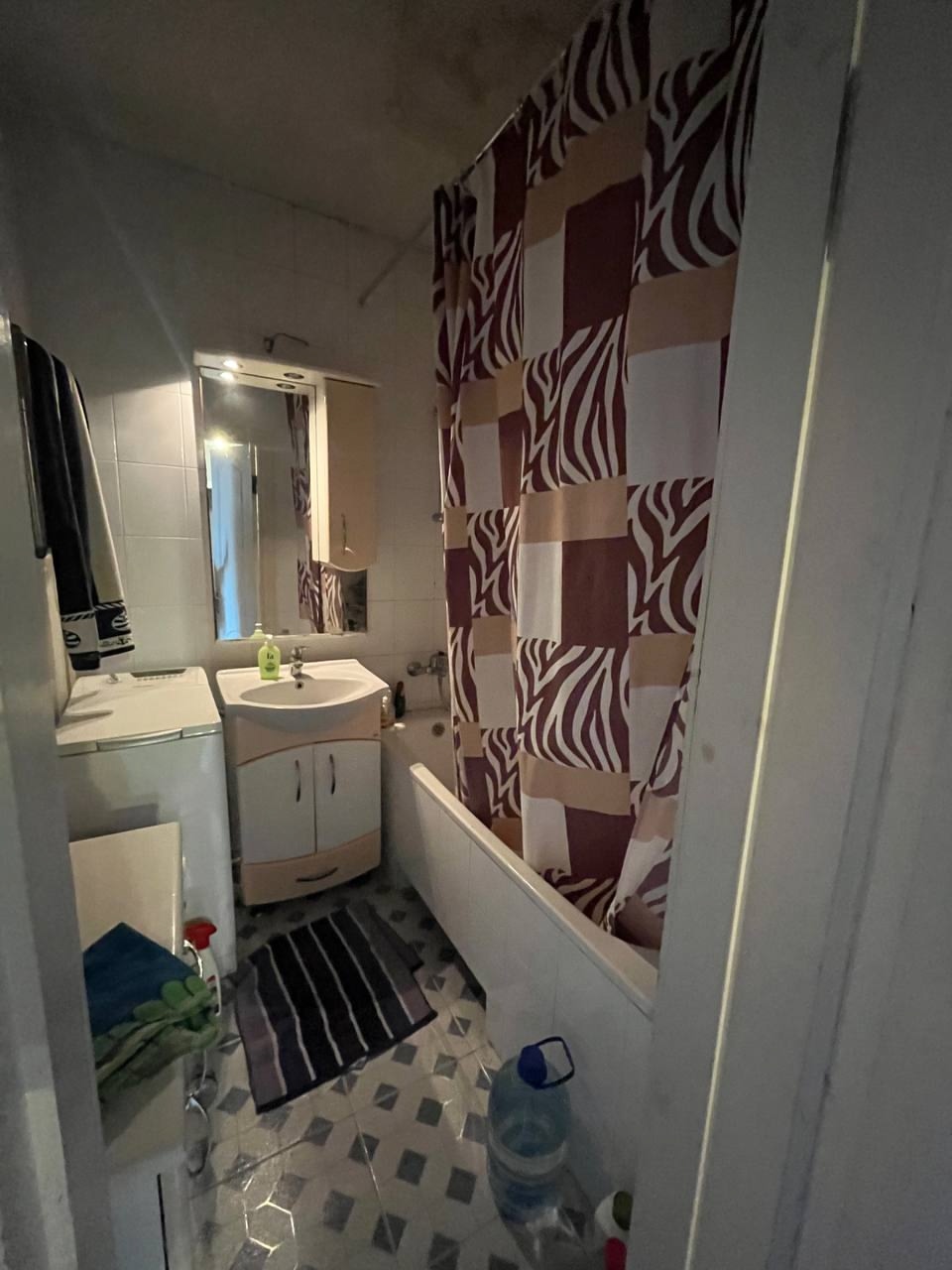 Продам 4-кк с АВТОНОМНЫМ ОТОПЛЕНИЕМ на кв. Мирный 2 этаж 9 этажного дома . Общая площадь 85 м 2. Окна м/п. 2 лоджии . Квартира с ремонтом. В квартире хорошее жилое состояние, заходи и живи. Продается с мебелью. Подъезд с ремонтом . Отличное месторасположение . Рядом рынок , остановка транспорта с отличной раз...