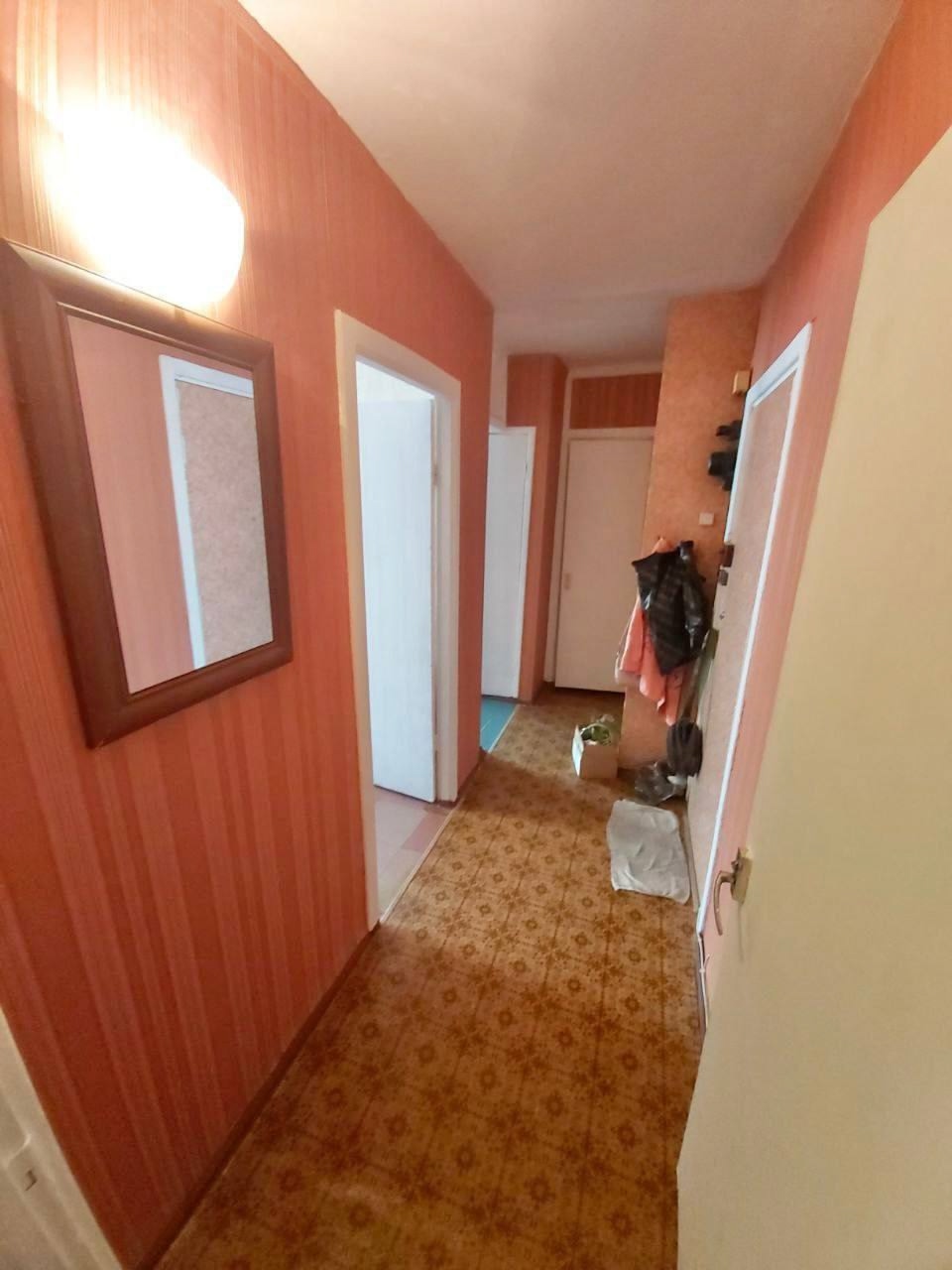 Продам 2-кк на ул. Тульская, Луганск. 4 этаж 5-го дома. Общая площадь 45,1 м2. Комнаты изолированны, ванна с туалетом раздельные, балкон застеклён. Окна деревянные, радиаторы и канализация новая. Новое: ванная, бойлер и газовая плита. Состояние квартиры жилое, заходи и живи. Отличное месторасположение. Рядом ...
