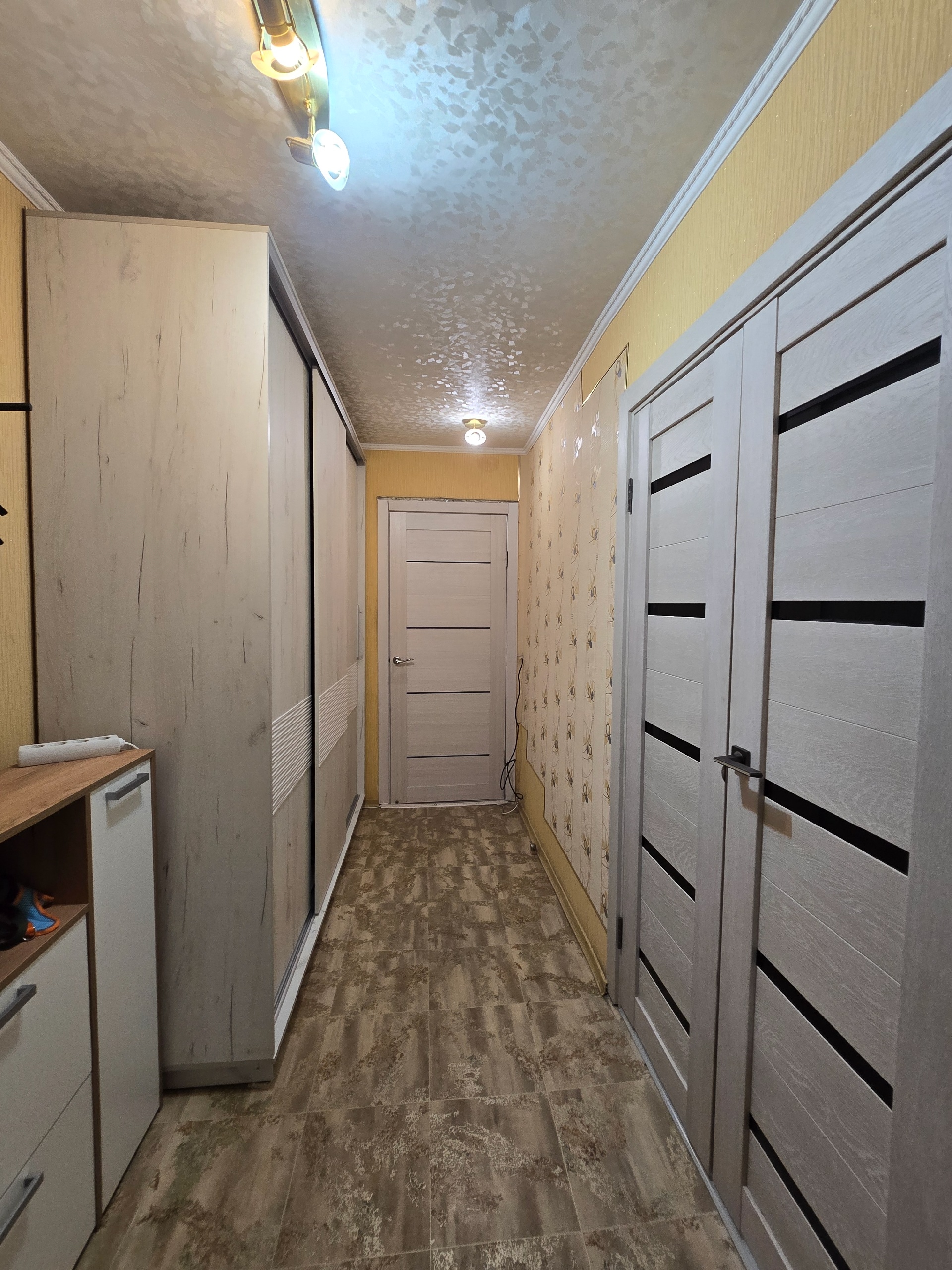 🌇 Уют с видом на город — 2к квартира на Городке (р-н Храма) Просторная 2-комнатная квартира с улучшенной планировкой и автономным отоплением ждёт новых хозяев. 9/9 этаж, но не переживайте — лифт работает всегда 📐 Площадь 52,6 м², квартира не угловая 🛁 Санузел раздельный 🪑 Продаётся частично с мебелью 📍 Район ...