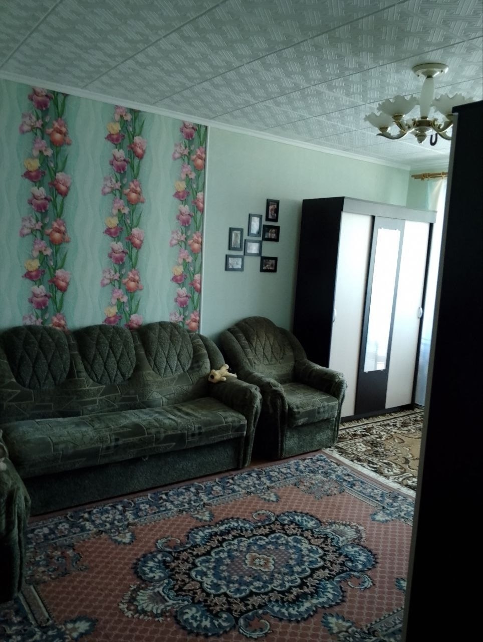 🏡 Продаётся 3-комнатная квартира 📍 пос. Орджоникидзе, Краснодонский район 📐 Общая площадь: 60,9 м² | Жилая: 35,7 м² 🛏 Все комнаты изолированные: — 8,1 м² | 10,9 м² | 16,7 м² 🚿 Санузел раздельный: — Ванная: 2,6 м² | Туалет: 1,0 м² 🍽 Кухня: 7,5 м² 🚪 Коридоры: 5,1 м² и 4,0 м² 🪟 Есть застеклённые балкон и лоджия ...