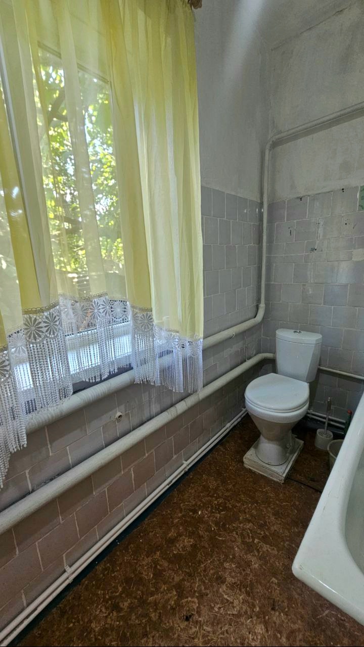 🏡Продаётся дом в Свердловске, ул. Фабричная, р-н ПарКио. 📐Площадь =65,7 м. Высота потолков 3 м. Сан.узел в доме, ванная. 🛠Крепкий дом, фундамент каменный, без трещин. Стены- ракушняк, обложен кирпичом. Зимой тепло, летом прохладно. Все окна металлопластиковые. Дом газифицирован, новый котёл, газ.проект. Новый...