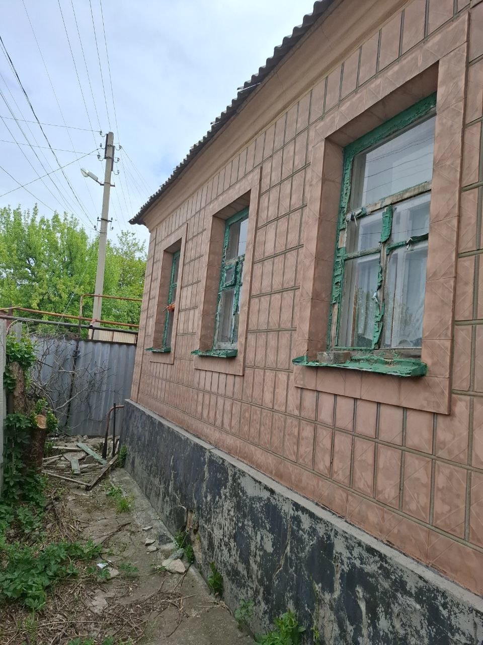 Артемовский район
Общая площадь 72 кв. м
11-й Ленинский пер.
р-н колхозного рынка, кафе "Созвездие"
Дом соединен с флигелем. Дом шлако...