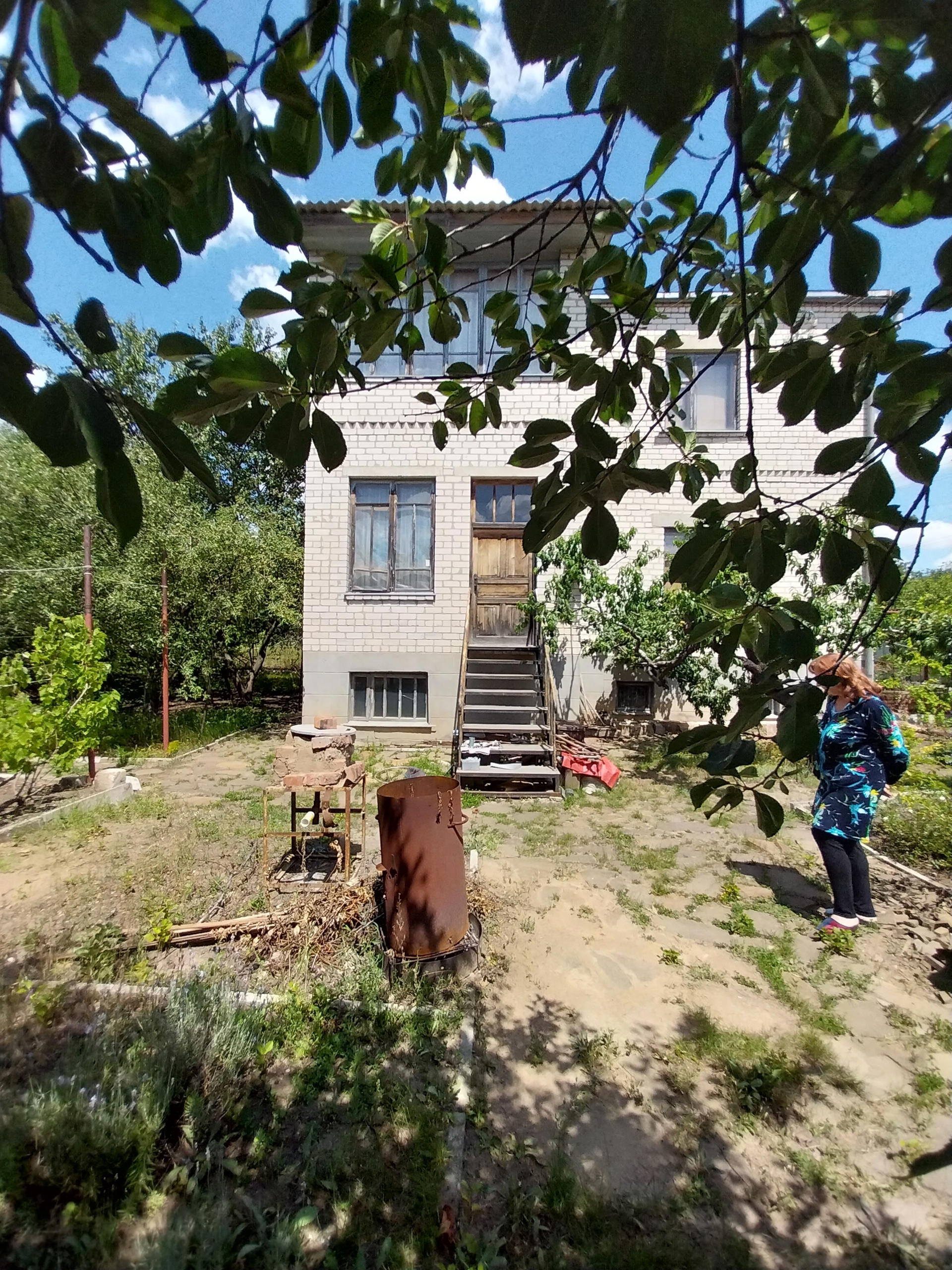 продам отличный дом в Каменнобродском районе, ул. Лизы Чайкиной общей площадью 185 кв.м. состоящий из 4х изолированных просторных комнат ,2-мя террасами,2с/узлами , гаражем под домом,винным погребком ,сауной ,строился для себя ,крепкий выстоявшийся, с хорошей аурой , ,земельный участок приватизирован,7,5 сотк...